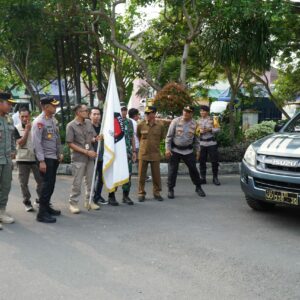 Kapolres Loteng Bersama Stakeholder Terkait Lepas Pendistribusian Logistik Pilkada.