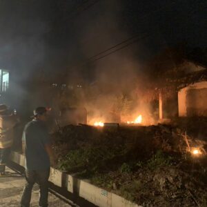 Kebakaran Pekarangan Rumah Kosong di Dusun Tampes Berhasil Dipadamkan