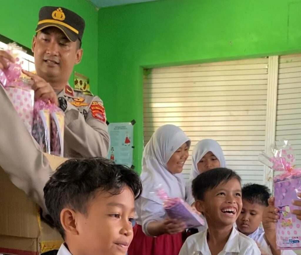 Kapolsek Lembar Bagikan Alat Tulis, Dukung Literasi Siswa!