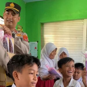 Kapolsek Lembar Ajak Anak Indonesia Semangat Belajar Lewat Pembagian Alat Tulis