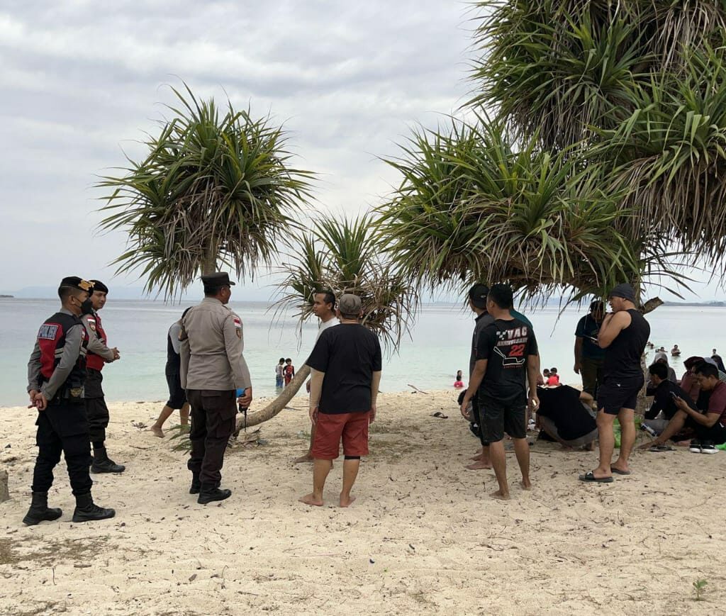 Polsek Sekotong Lakukan Patroli Rutin di Pantai Elak-Elak untuk Jaga Keamanan Wisatawan