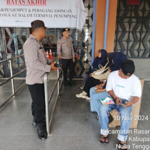 Polsek Kawasan Pelabuhan Laut Bima Amankan Proses Embarkasi/Debarkasi Kapal KM. AWU di Pelabuhan Bima