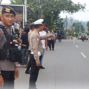 Personel OMP Rinjani 2024 Polres Bima Kota Amankan Kampanye Tatap Muka Paslon Walikota Bima di Kelurahan Oimbo