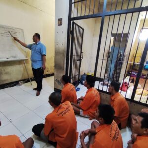 Dukung Asta Cita Pemerintah, Sat Resnarkoba Polres Sumbawa Barat Sosialisasi Bahaya Narkoba pada Tahanan