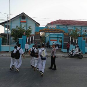 Satlantas Polres Bima Kota Gatur Pagi, Bantu Anak Sekolah Menyebrang Jalan