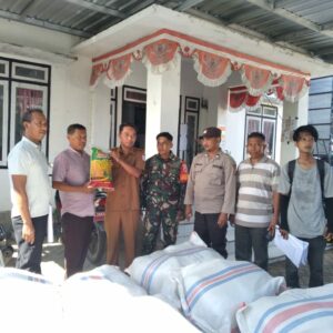 Kapolsek Seteluk Turun Langsung Dampingi Pendistribusian Bibit Padi kepada Kelompok Tani