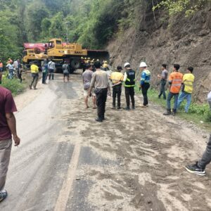 Polsek Maluk Amankan Arus Lalu Lintas Evakuasi Truk Fuso yang Terguling