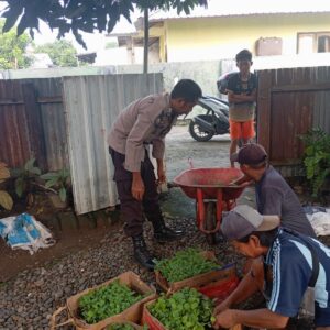 Bhabinkamtibmas Desa Sermong Gunakan Tunjangannya untuk Beli Bibit Tanaman Warga Binaannya