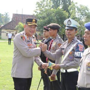 Kapolres Bima Kota Serahkan Bekal Kesehatan untuk Personel OMP Rinjani 2024