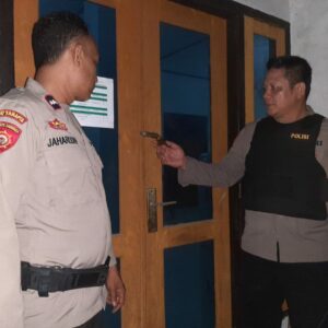Personel Polres Bima Kota Laksanakan Pengamanan Logistik Pemilukada 2024 di PPK Kecamatan