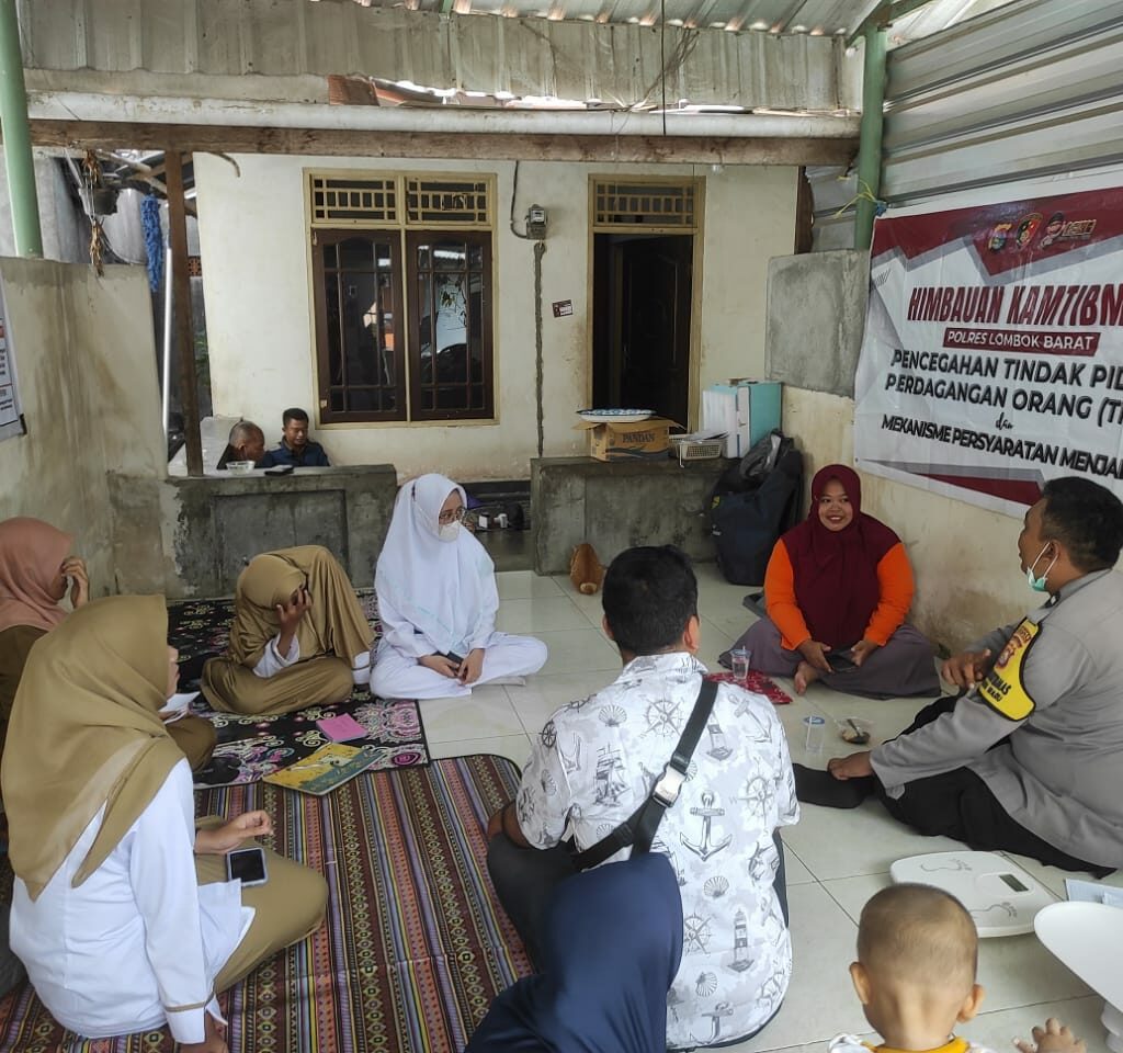 Lindungi PMI, Polsek Labuapi Edukasi Warga Soal Pengiriman Pekerja Migran Aman