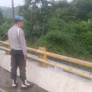 Cegah Banjir di Sekotong, Polsek Intensifkan Patroli Debit Air