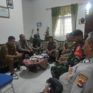 Desa Banyumulek Hadapi Cuaca Ekstrem: Forkopimcam Kediri Tanggap Cepat