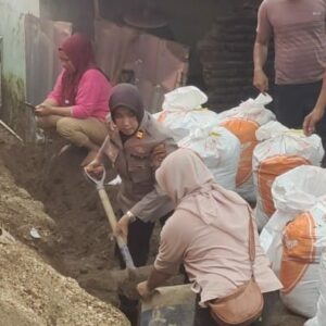 Polsek Gangga Bersama Warga Bentek Gotong Royong Bersihkan Sisa Longsor.