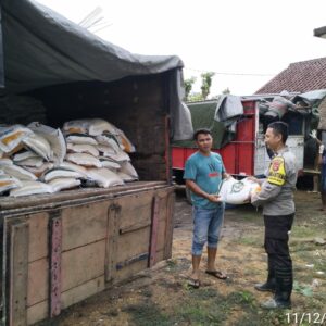 Kolaborasi Polsek Sekotong dan Desa, Pastikan Beras Bantuan Sampai ke Masyarakat