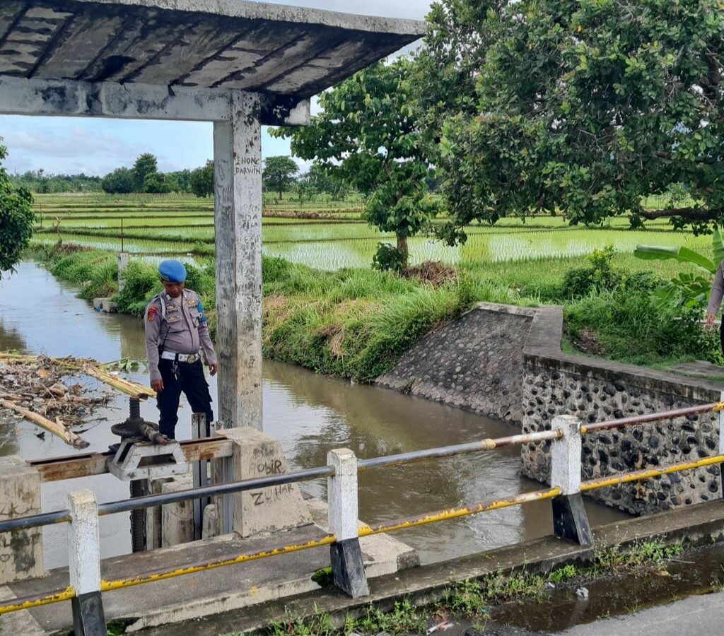 Cek Debit Air, Polsek Kediri Cegah Potensi Banjir dan Pohon Tumbang