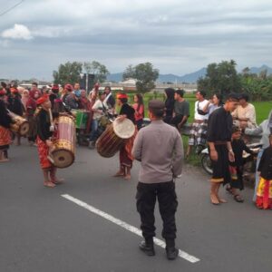 Polisi Amankan Nyongkolan di Lombok Barat, Tradisi Adat Tetap Meriah dan Tertib