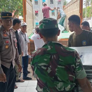 Kapolsek Kilo Pimpin Pengawalan Pergeseran Logistik Pilkada 2024 ke KPU Kabupaten Dompu