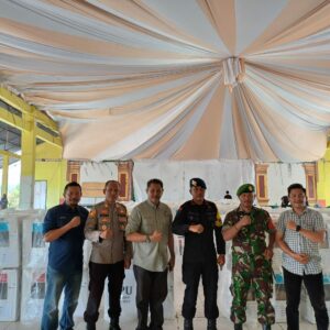 Polsek Sape Kawal Pergeseran Logistik Pilkada dari PPK ke Gudang KPU Kabupaten Bima