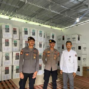 Personel OMP Rinjani 2024 Polres Bima Kota Amankan Kantor dan Logistik KPU Kota Bima