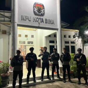 Personel Polres Bima Kota dan Batalyon C Pelopor Sat Brimobda NTB Kawal Ketat Kantor KPU Kota Bima dalam OMP Rinjani 2024
