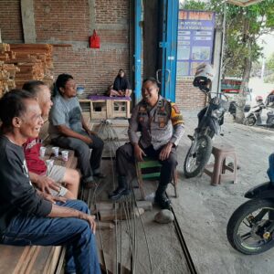 Waspada Banjir di Musim Hujan, Bhabinkamtibmas Imbau Warga Jaga Kebersihan Lingkungan