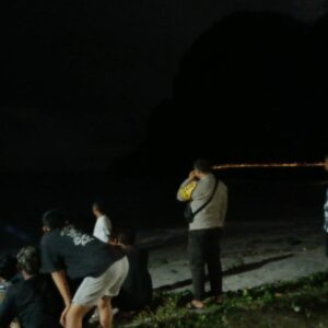 Polri dan Tim Emergency PT AMMAN Lakukan Pencarian Pemancing Tenggelam di Pantai Lawar Sekongkang Akibat Cuaca Buruk