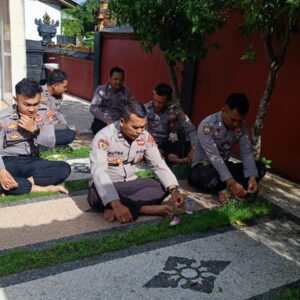 Polres Sumbawa Barat dan Polsek Jajaran Laksanakan Kegiatan Pembinaan Rohani dan Mental (Binrohtal)