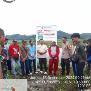 Bhabinkamtibmas Ds. Sampir kawal Dinas Perikanan memasang larangan tangkap ikan menggunakan listrik