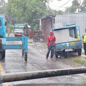 Hujan Deras Robohkan Tiang Listrik, Lalu Lintas di Jalan Utama Macet