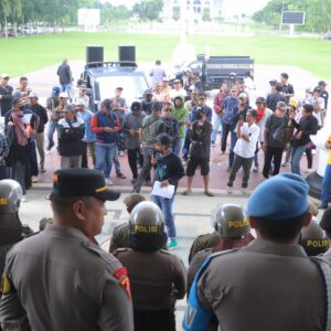 Polres Sumbawa Barat Lakukan Pengamanan Aksi Unjuk Rasa Aliansi Masyarakat Peduli Kabupaten Sumbawa Barat