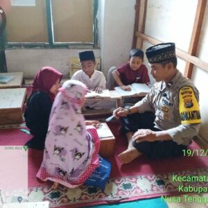 Polri Humanis Mengabdi Tanpa Batas: Bhabinkamtibmas Desa Ntori Ajarkan Mengaji di TPQ Nurul Huda