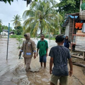 Luapan Air Sungai Sebabkan Banjir di Kota Bima, Bhabinkamtibmas Gerak Cepat Bantu Warga