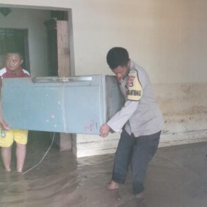 Personel Polres Bima Kota Sigap Bantu Warga Terdampak Banjir di Kelurahan Dodu Kota Bima