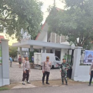Personel Pos Pam Raba OPS Lilin Rinjani 2024 Laksanakan Patroli di Gereja Santo Yusuf