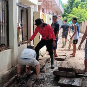 Bhabinkamtibmas Bersama Warga Gotong Royong Pasca Banjir di Kelurahan Paruga