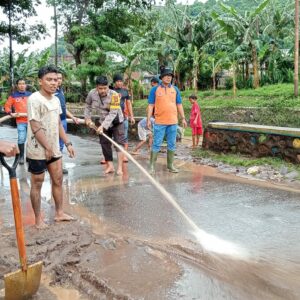 Pasca Banjir, Bhabinkamtibmas Kelurahan Kendo Bersama BPBD dan Warga Gelar Gotong Royong