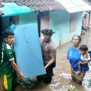 Polri Peduli, Bhabinkamtibmas Paruga Sigap Bantu Evakuasi Barang Warga Terdampak Banjir