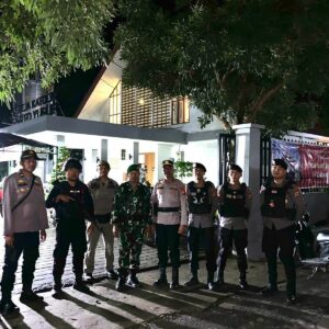 Personel Ops Lilin Rinjani 2024 Polres Bima Kota Bersiaga Amankan Malam Misa Natal di Gereja Santo Yusuf Raba