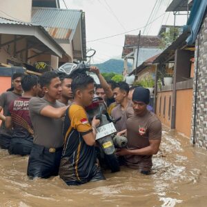 Polres Bima Kota Respon Cepat Bantu Evakuasi Dampak Banjir di Sejumlah Wilayah Kota Bima