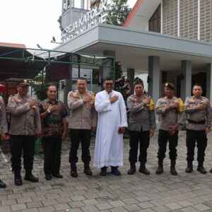 Pastikan Perayaan Natal Aman, Kapolres Bima Kota Pantau Langsung Pengamanan Gereja