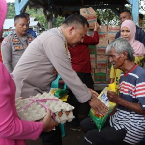 Peduli Korban Dampak Banjir, Polres Bima Kota Berbagi Ratusan Paket Sembako