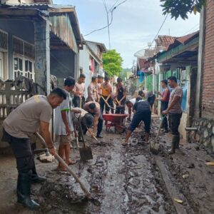 Polres Bima Kota Bahu Membahu Bersihkan Sampah dan Lumpur Pasca Banjir di Kota Bima