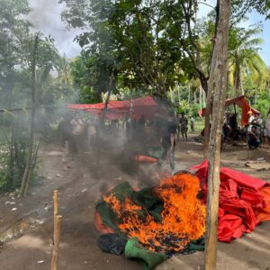 Gerebek Judi Sabung Ayam, Polsek Sape Sita 4 Ekor Ayam Jago dan Bakar Gelanggang Aduan