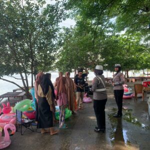 Personel Sat Lantas Polres Bima Kota Berikan Himbauan Keselamatan di Objek Wisata Pantai Lawata