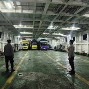 Pelabuhan Lembar Diperketat: Patroli dan Himbauan Kamtibmas untuk Pelayaran Aman