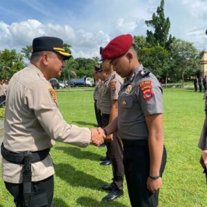 Kapolres Bima Kota Pimpin Upacara Kenaikan Pangkat Personel Polres Bima Kota dan Yon C Sat Brimobda Polda NTB