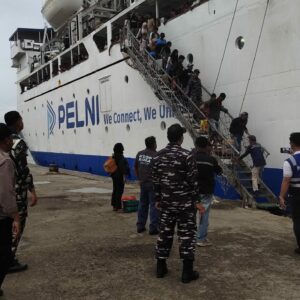 Polsek Kawasan Pelabuhan Laut Bima Amankan Proses Embarkasi dan Debarkasi Kapal KM. BINAIYA di Pelabuhan Bima