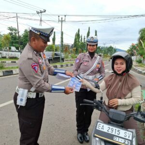 Sat Lantas Polres Bima Kota Bagikan Brosur Keselamatan Berlalu Lintas kepada Pengendara