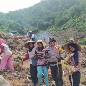 Dukung Program Asta Cita Presiden RI, Bhabinkabtibmas Polres Bima Kota Tanam Jagung dan Ubi untuk Ketahanan Pangan